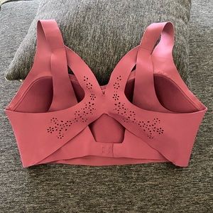 Victoria Sport Butterfly Back 38DD Sports Bra